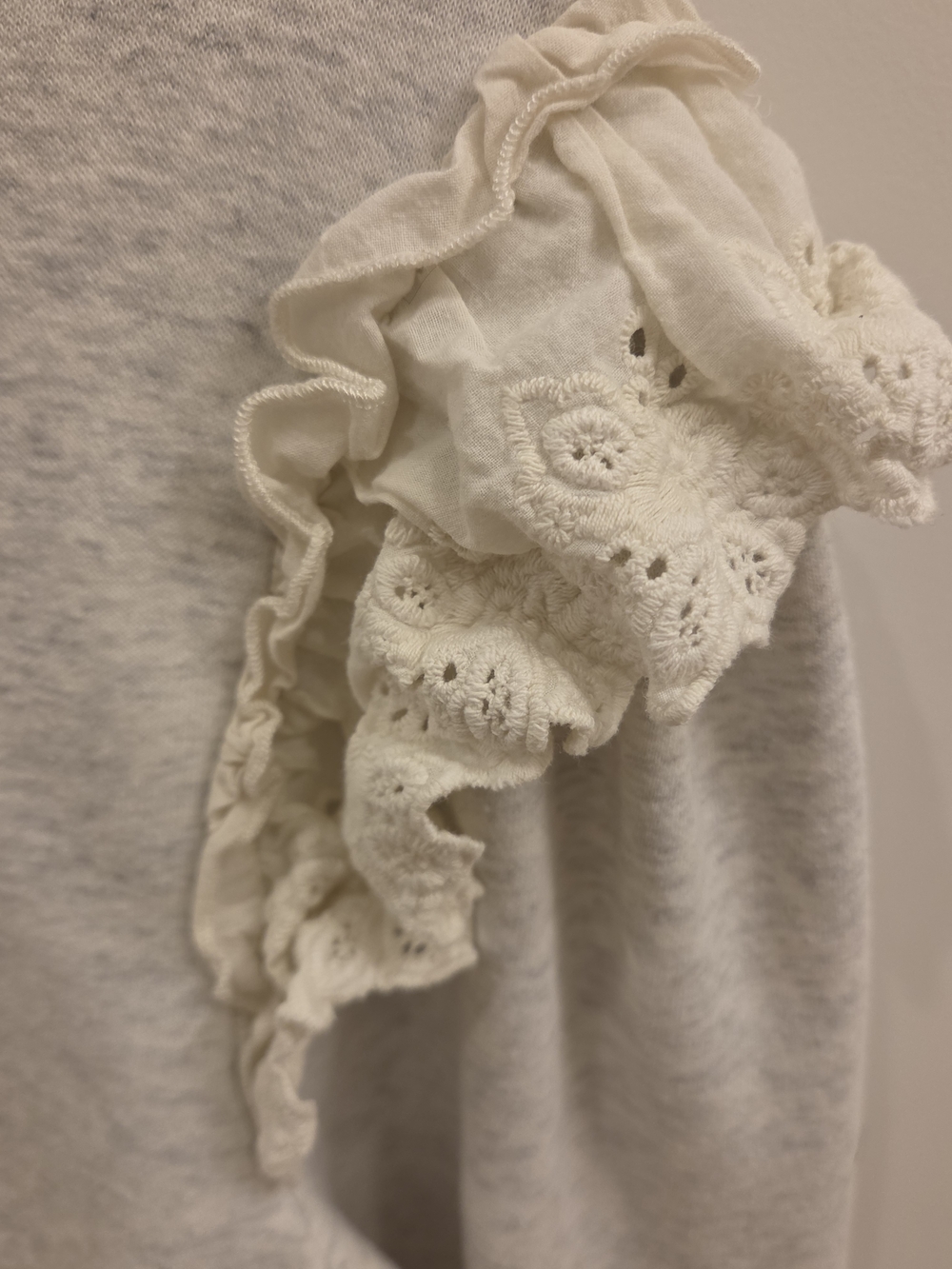Women's Eyelet Ruffle Sweatshirt Large